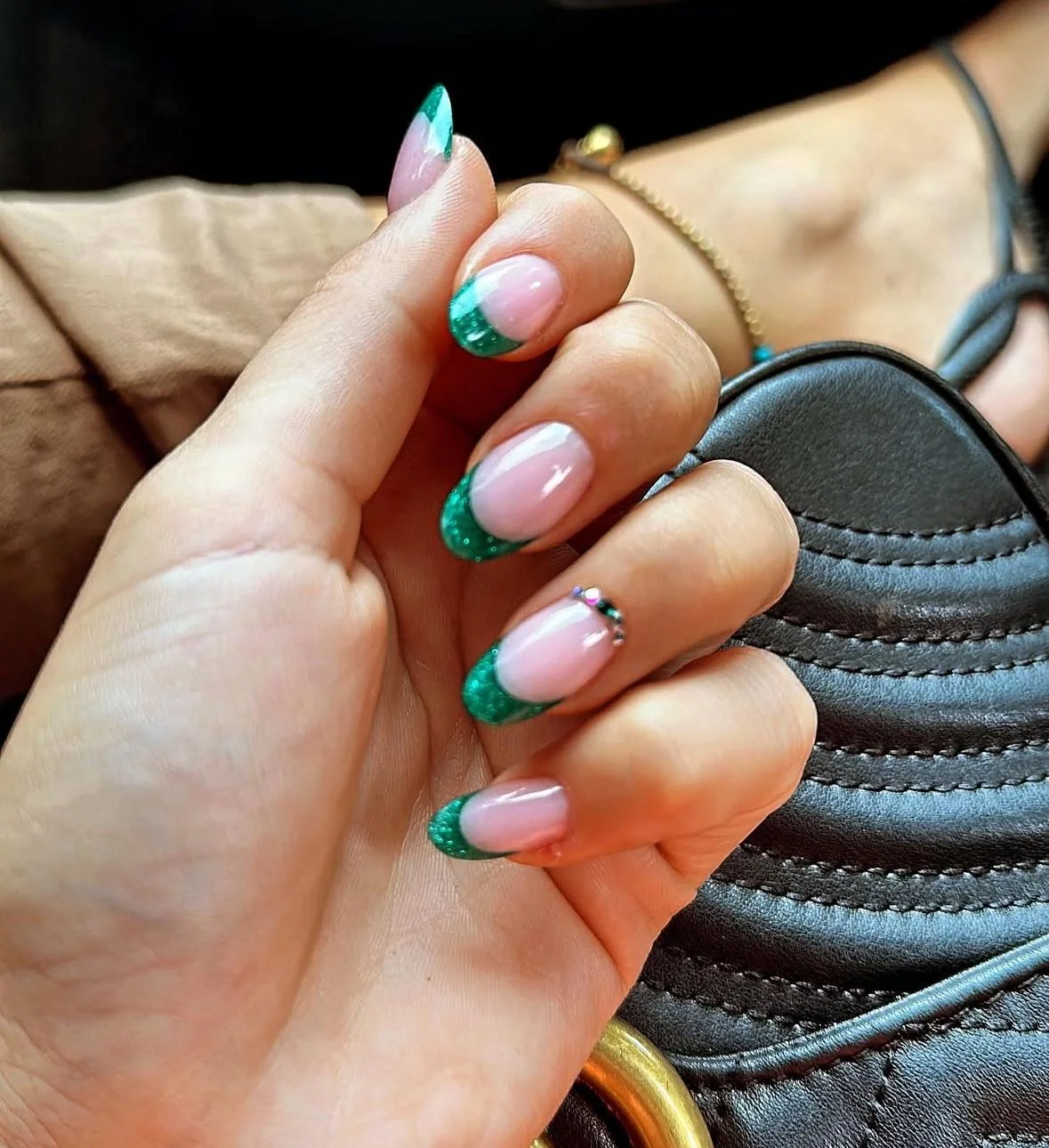 French verde glitter con dettagli gioiello