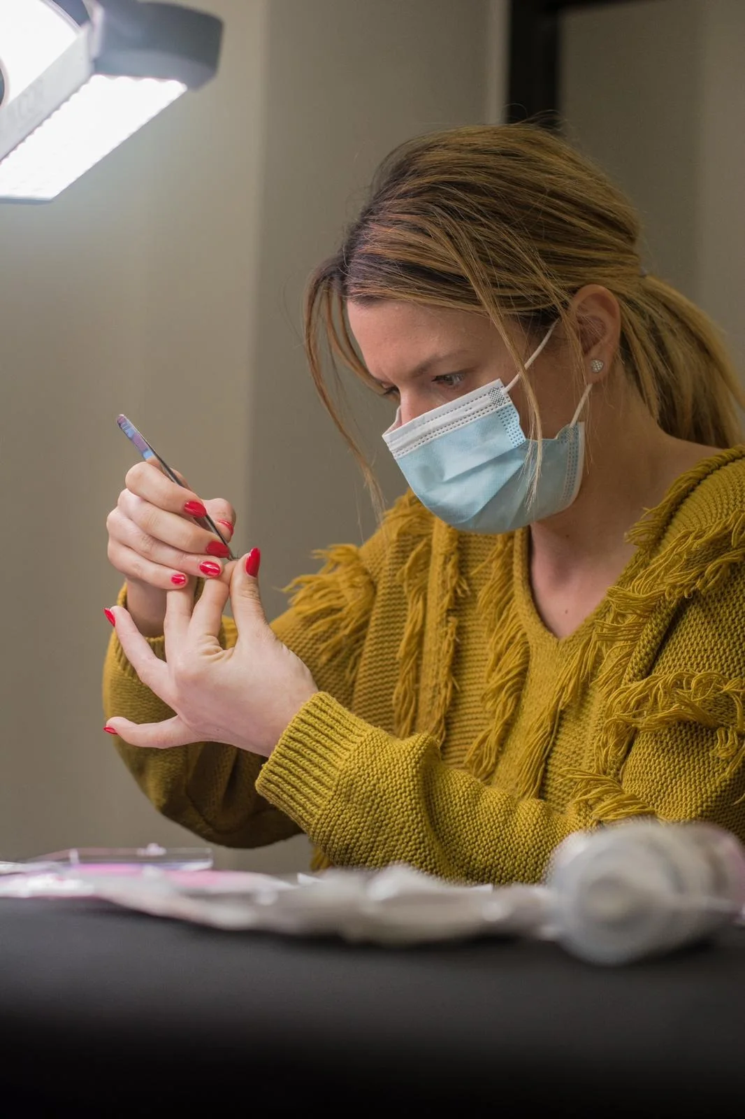 Giada al lavoro durante una manicure