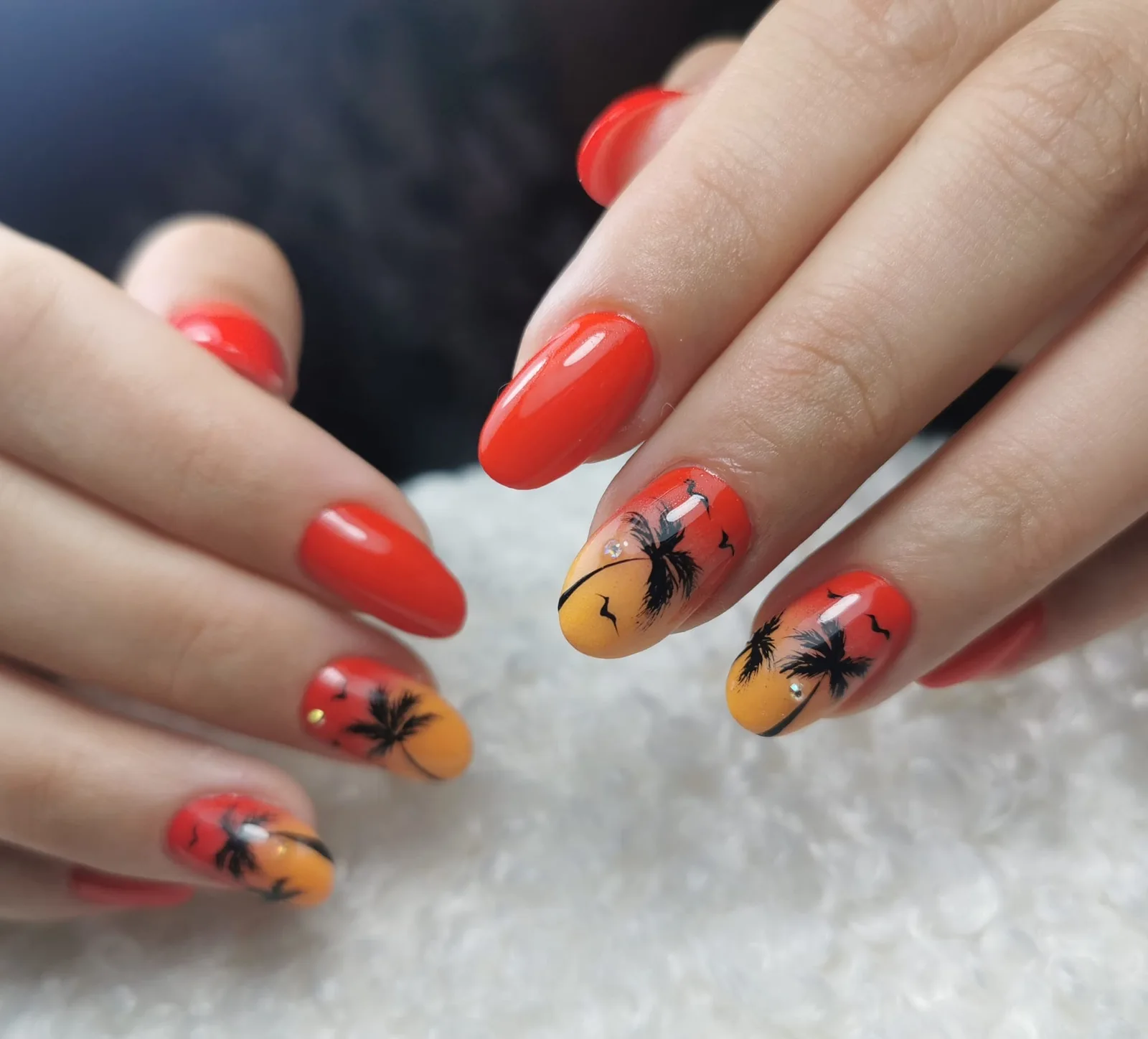 Nail art estiva con palme