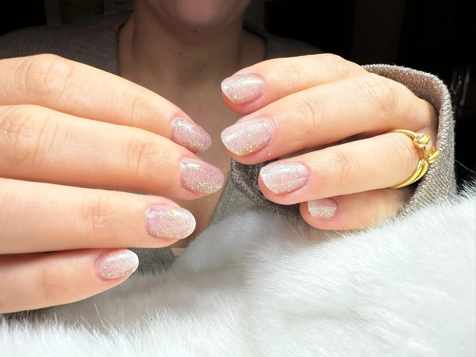 Manicure con smalto rosa glitter
